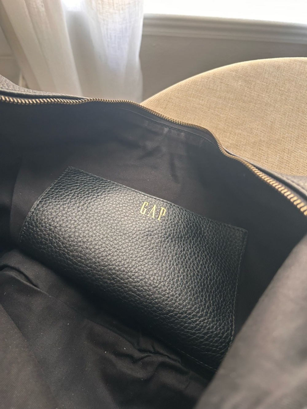 Gap Vegan Pebble Leather Slouchy Handbag - Picture 3 of 8